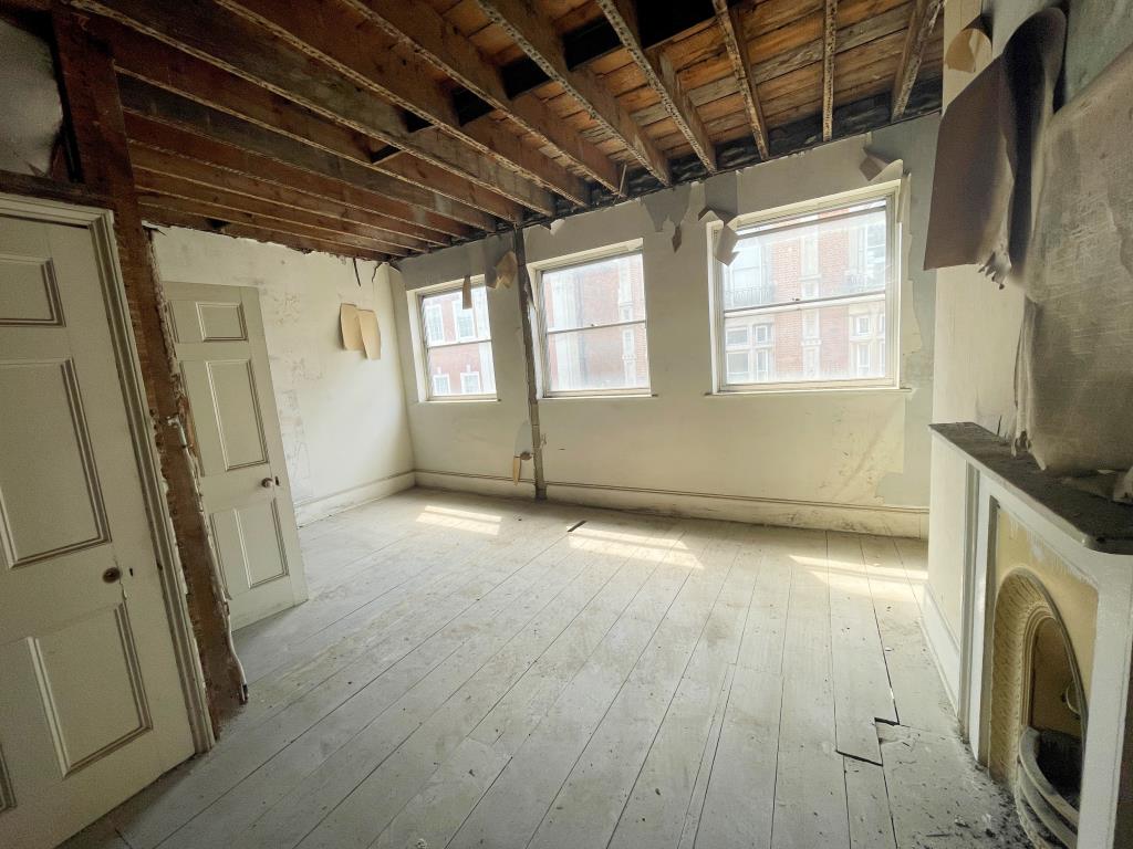 Lot: 142 - FREEHOLD PROPERTY WITH VACANT UPPER PARTS - First floor room with view to high street